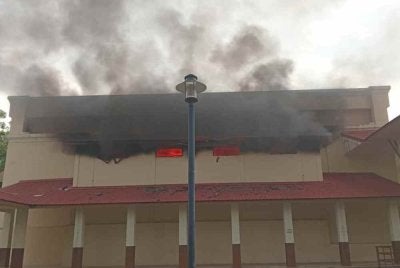 Bahagian belakang pentas dewan SMK Putrajaya Presint 14 (1) terbakar dalam kejadian jam 6 petang, Khamis.