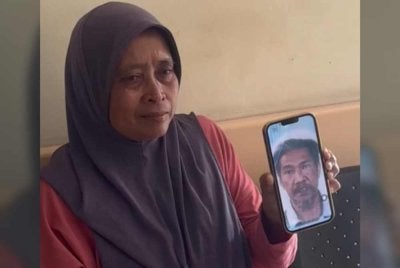 Ropiah menunjukkan gambar suaminya. Foto Ihsan pembaca