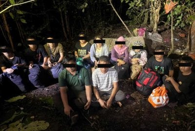 Polis menahan 11 warga Indonesia bersama tiga individu dipercayai terlibat kegiatan penyeludupan migran dalam serbuan di Tanjung Balau.- Foto: IPD Kota Tinggi
