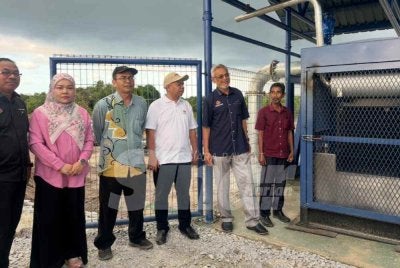 Khalid (dua dari kanan) yang melihat stesen pam pengairan berfungsi.
FOTO SINAR HARIAN - ADILA SHARINNI WAHID