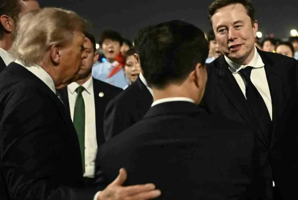 Trump (tengah) memperkenalkan Ketua Pegawai Eksekutif SpaceX, Twitter dan Tesla, Elon Musk (kanan), kepada Naib Presiden China Han Zheng di Lapangan Terbang Antarabangsa Beijing. Foto: AFP