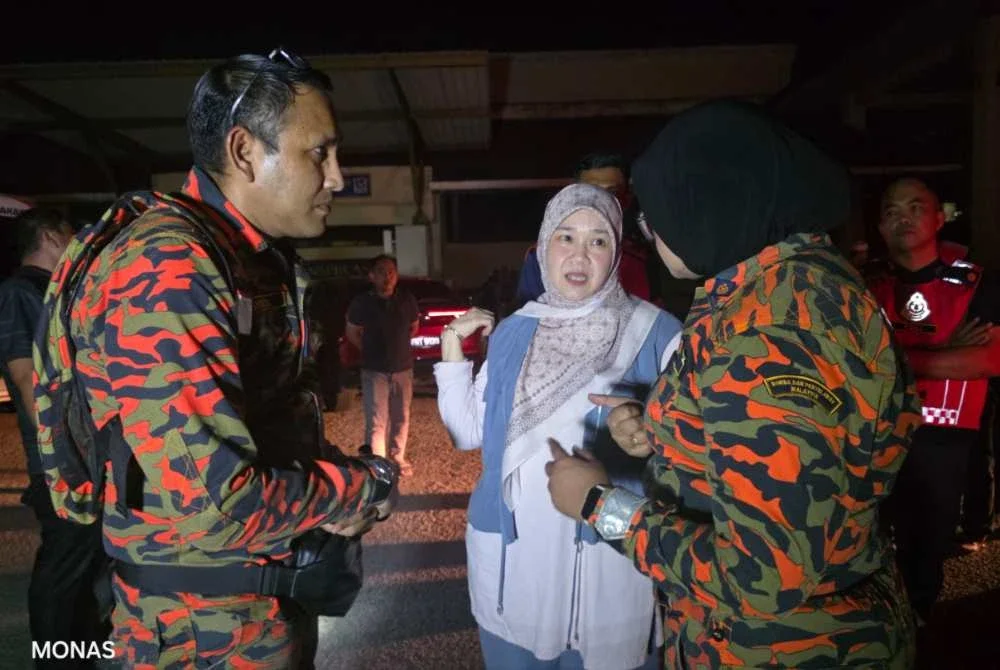 Fadhlina (tengah) melakukan tinjauan di lokasi kebakaran SMK Putrajaya Presint 14(1)