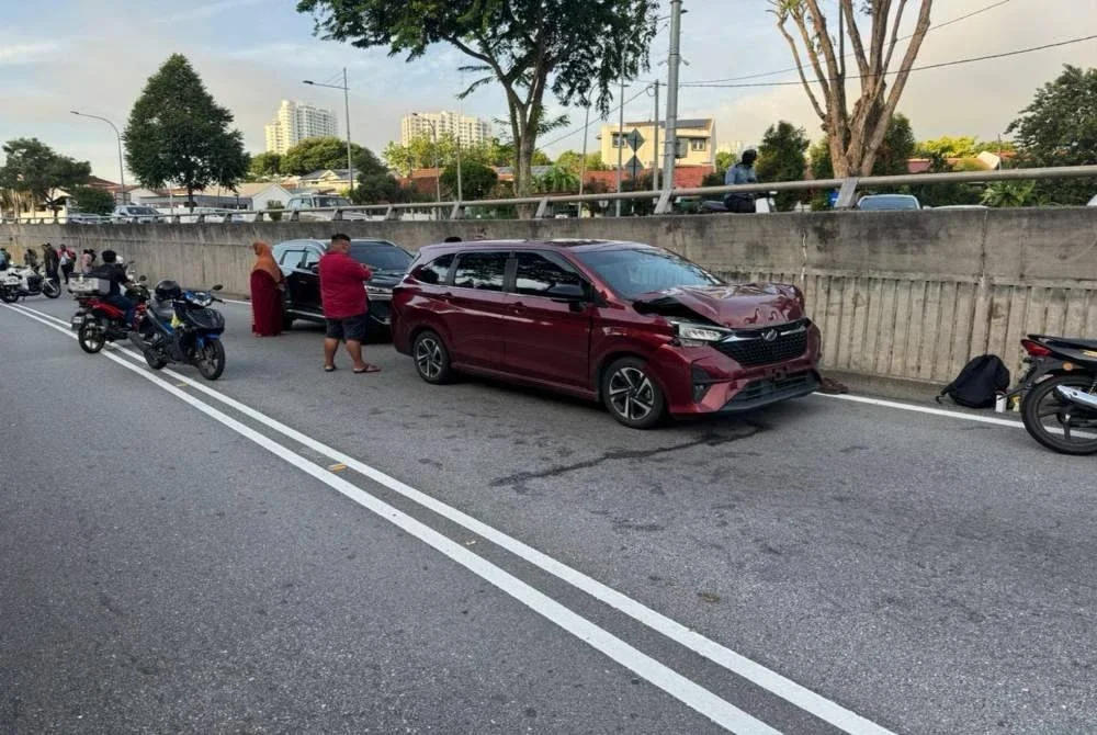 Antara kenderaan lain terbabit dalam kemalangan tersebut.