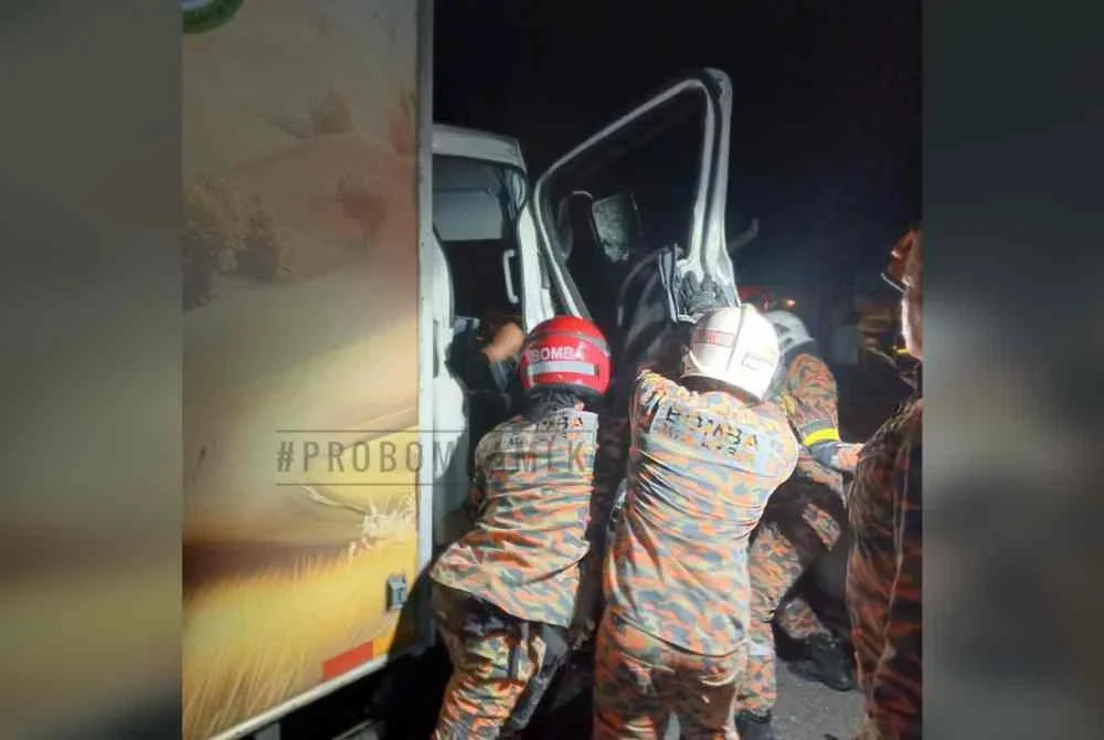 Bomba membantu menyelamat pemandu lori yang tersepit dalam di Kilometer 202 Lebuhraya Utara-Selatan (PLUS) arah utara awal pagi Jumaat.