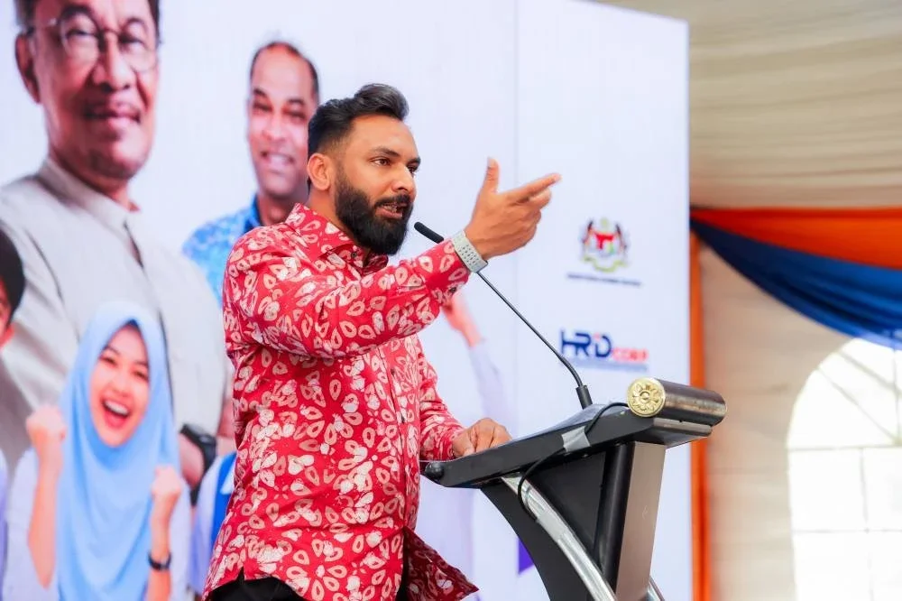 Shamir menyampaikan ucapan sempena Program Sumbangan Pelajar Cemerlang SPM 2025.
