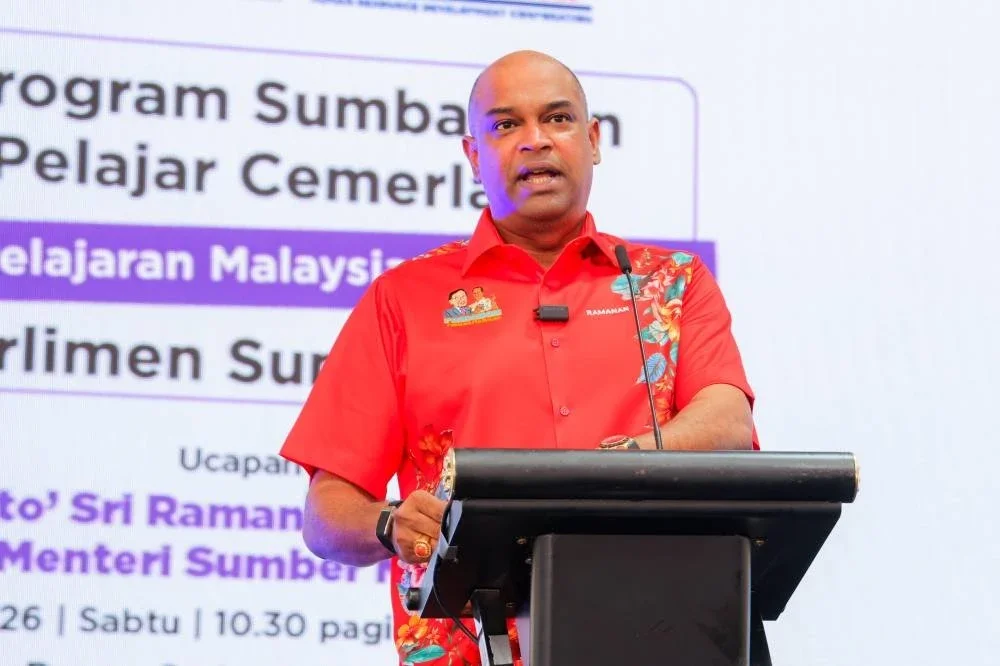 Ramanan memberi ucapan di Program Sumbangan Pelajar Cemerlang SPM 2025.