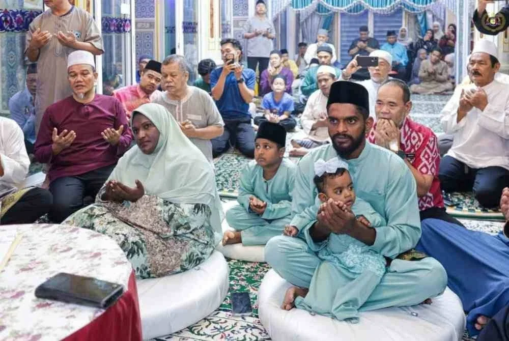 Empat sekeluarga yang diislamkan oleh Yang Dipertua Negeri Melaka, Tun Mohd Ali Rustam melalui majlis lafaz syahadah berlangsung di Surau AGIBS Bukit Katil di sini Khamis lalu.