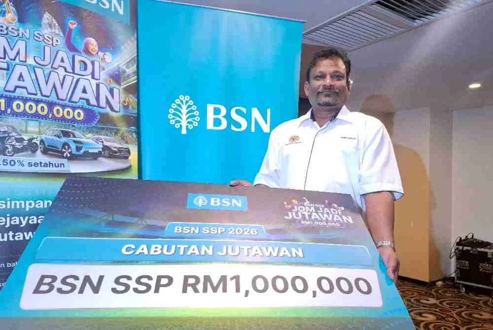 Munisuaran menunjukkan cek cura cabutan Jutawan Bank Simpanan Nasional (BSN) Sijil Simpanan Premium (SSP) bernilai RM1 juta yang dimenangi.