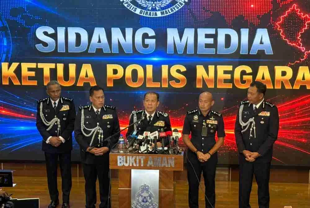 Mohd Khalid (tengah) dalam sidang akhbar di Bukit Aman, pada Jumaat.