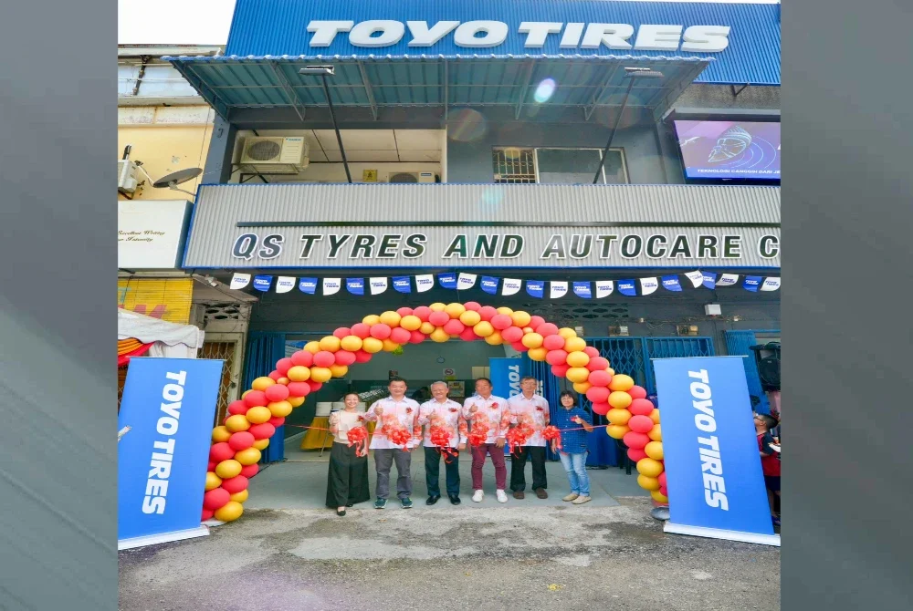 Song Chye (tiga dari kiri) memotong reben sebagai gimik perasmian cawangan premium Toyo TayarTen di Kota Bharu. FOTO: Toyo Tires