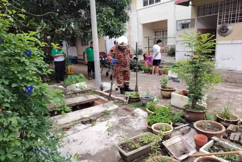 Mangsa dikatakan terpijak penutup longkang konkrit sebelum terjatuh ke dalam longkang berkenaan.