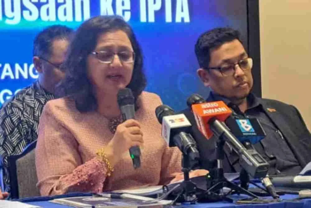 Azlinda pada sidang akhbar khas laluan kemasukan pelajar di luar sistem pendidikan kebangsaan ke IPTA, pada Jumaat.