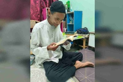 Minat membaca sejak zaman persekolahan mendorong warga emas, Syed Hamid Syed Abu Bakar, 72, mengumpul ribuan bahan penulisan sebagai koleksi peribadi di kediamannya di Semenyih.