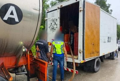 PGA tumpaskan kegiatan kumpul minyak sawit mentah tanpa permit di Tanjung Langsat, Pasir Gudang. 