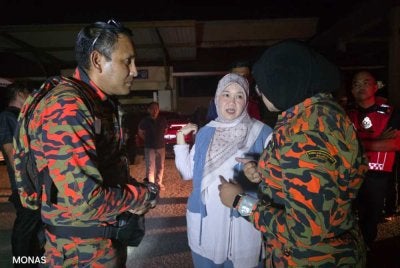 Fadhlina (tengah) melakukan tinjauan di lokasi kebakaran SMK Putrajaya Presint 14(1)