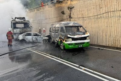 Anggota bomba sedang memadamkan kebakaran dalam kejadian berkenaan.