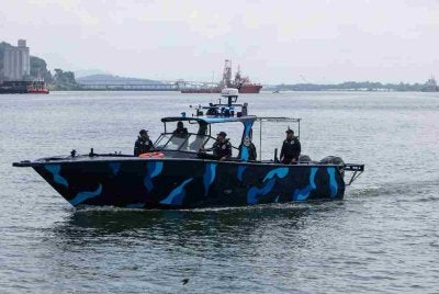 Operasi mencari dan menyelamat (SAR) yang masuk hari kelima diteruskan pada jam 7 pagi tadi bagi mencari empat lagi mangsa hilang. Foto Bernama