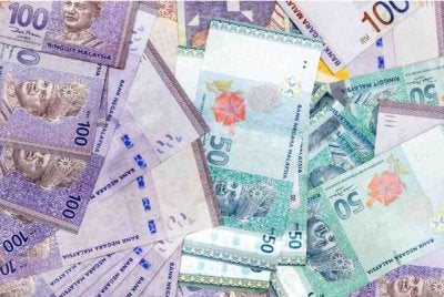 Pada jam 8 pagi, ringgit dibuka rendah kepada 3.9320/9370 berbanding dolar AS daripada 3.9300/9330 semasa ditutup pada Khamis. Gambar hiasan