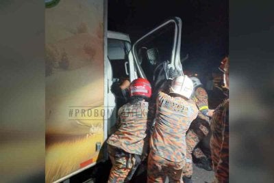 Bomba membantu menyelamat pemandu lori yang tersepit dalam di Kilometer 202 Lebuhraya Utara-Selatan (PLUS) arah utara awal pagi Jumaat.