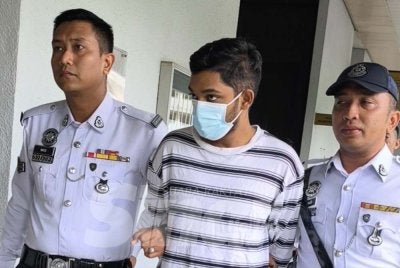 Danish Raman Kamar Kumaresan, 24 yang memakai baju berwarna putih berbelang hitam tiba di Mahkamah Majistret Kuala Lumpur.