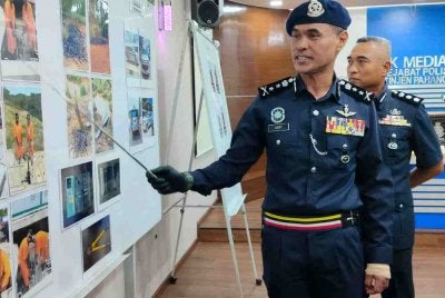 Azry Akmar menunjukkan gambar lokasi, suspek dan barang kes curi kabel didalangi Geng Acu yang berjaya ditahan.