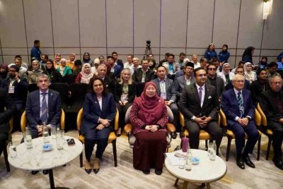 Fuziah (depan, tengah) bersama para peserta Seven Mega Growth Strategies 2026 di Kuala Lumpur.