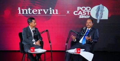 Razali (kanan) dalam program Interviu x Podcast Sinar Harian yang dihoskan oleh Haizir di Kompleks Karangkraf, di sini pada Isnin.