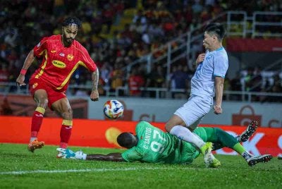 Moraes ketika menjaringkan gol pada perlawanan separuh akhir kejuaraan kelab ASEAN Piala Shopee 2025/26 antara Selangor FC menentang Nam Dinh FC di stadium MBPJ. Foto: Bernama 