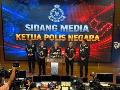 Mohd Khalid (tengah) dalam sidang akhbar di Bukit Aman pada Jumaat.