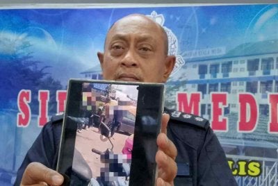 Hanyan menunjukkan video tular berhubung insiden pergaduhan melibatkan pelajar perempuan sebuah sekolah di sini.