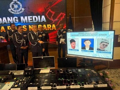 Mohd Khalid menunjukkan tiga individu yang dicari bagi membantu siasatan melibatkan siasatan kes sindiket penipuan dalam talian antarabangsa. 
