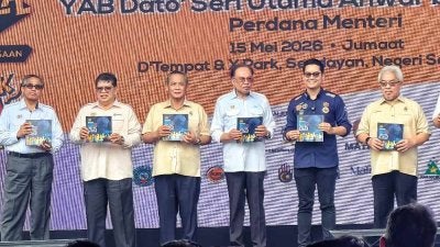 Anwar (tiga dari kanan) memegang buku Pelan Tindakan Pembangunan Belia Malaysia 2035 ketika Sambutan Hari Belia Negara 2026 Peringkat Kebangsaan di Seremban pada Jumaat.