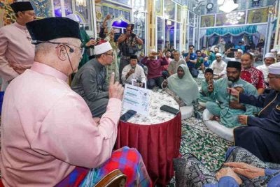 Tun Mohd Ali mengislamkan empat sekeluarga itu menerusi lafaz syahadah diadakan di surau AGIBS pada Khamis. Foto: Istana Melaka.