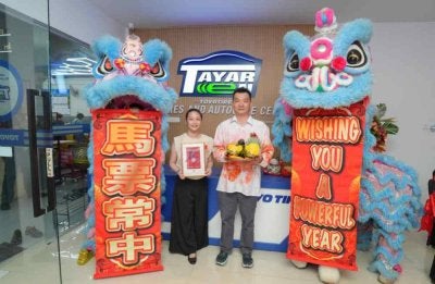 Chee Kuan (kanan) dan Poo Yun (kiri) yang hadir pada pelancaran cawangan premium Toyo TayarTen di Kota Bharu. Foto: Toyo Tires
