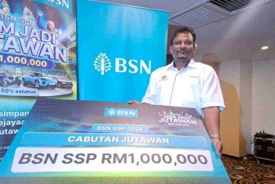 Munisuaran menunjukkan cek cura cabutan Jutawan Bank Simpanan Nasional (BSN) Sijil Simpanan Premium (SSP) bernilai RM1 juta yang dimenangi.