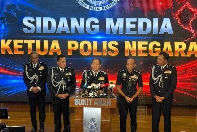 Mohd Khalid (tengah) dalam sidang akhbar di Bukit Aman, pada Jumaat.