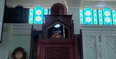 Mohd Azam antara 625 orang warga pendidik yang mendapat perkenan Sultan Nazrin menyampaikan khutbah di Masjid Negeri Perak pada Jumaat.