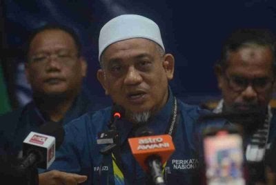 Muhammad Fauzi Yusoff (tengah) dikejarkan ke HPP selepas bacaan tekanan darahnya mencecah 230 ketika berada di DUN Pulau Pinang pada Khamis.