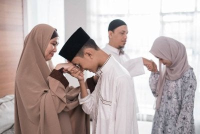 RUMAH perlu menjadi tempat lahirnya kasih sayang dan tarbiah lebih-lebih lagi untuk anak penghafaz al-Quran. Foto Canva
