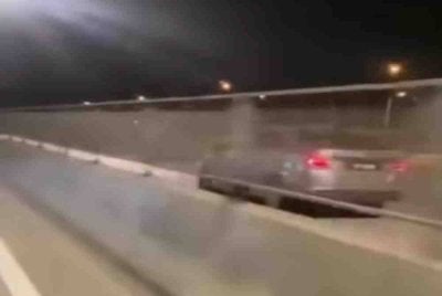 Tangkap layar tukar insiden kereta dipandu suspek secara melawan arus sebelum melanggar motosikal mangsa di Persiaran Kota, Klang tengah malam Rabu lalu.