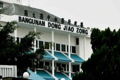 Persekutuan Persatuan-persatuan Lembaga Pengurus Sekolah Cina Malaysia (Dong Zong) kecewa dengan KPT berhubung kemasukan pemegang Sijil Peperiksaan Bersepadu (UEC) ke universiti awam yang didakwa masih samar dan mengandungi pelbagai sekatan.