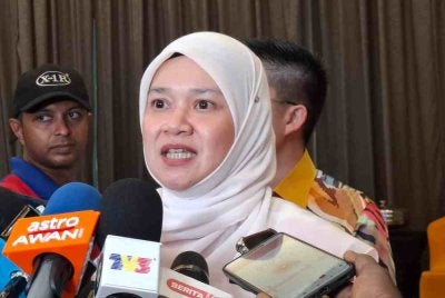  Fadhlina Sidek