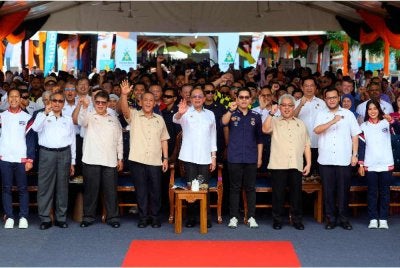 Perdana Menteri, Datuk Seri Anwar Ibrahim bergambar bersama hadirin selepas Majlis Perasmian Sambutan Hari Belia Negara Tahun 2026 (HBN 2026) Peringkat Kebangsaan hari ini. Foto Bernama 