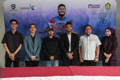 Safee Sali (tiga, kanan) bersama Mohd Farid (tiga,kiri) pada sidang akhbar MommyHana Safee Sali Superkids Cup 2026. Foto Bernama. 