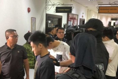 Seramai 23 lelaki termasuk seorang remaja dipercayai ahli kumpulan jenayah terancang yang terlibat dalam pelbagai aktiviti jenayah kekerasan di Sarawak hari ini. 