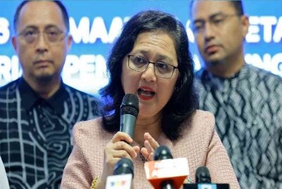 Azlinda berkata, pihak universiti juga akan menilai syarat-syarat dan kriteria pelajar berkelulusan UEC yang memohon untuk melanjutkan pengajian ke IPTA. - Foto Bernama. 