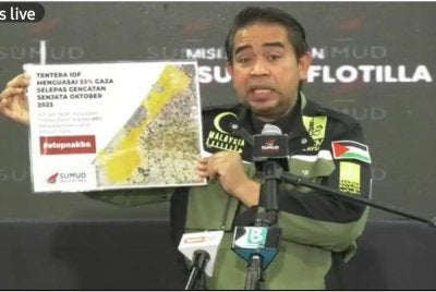 Sani Araby menunjukkan peta penjarahan haram yang dilakukan Israel di wilayah Gaza.