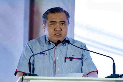 Menteri Pengangkutan Anthony Loke berucap pada Majlis Peluncuran Stesen Keretapi Segambut Utara di Stesen Keretapi Segambut Utara pada Umaat. Foto Bernama. 