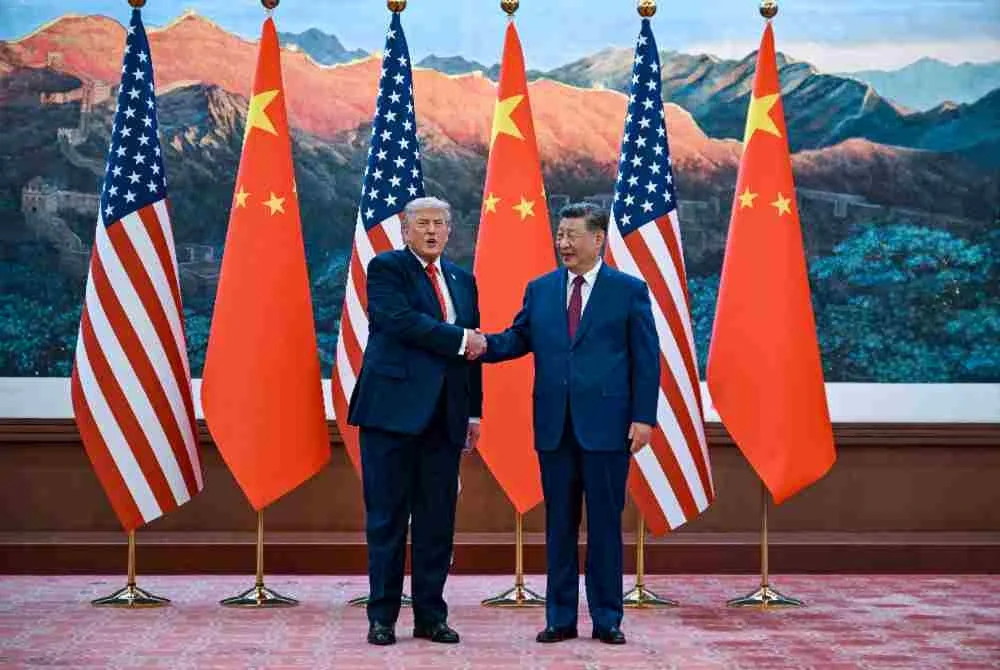 Presiden Amerika Syarikat, Donald Trump (kanan) berjabat tangan dengan Presiden China, Xi Jinping, di Dewan Besar Rakyat di Beijing. Foto: AFP