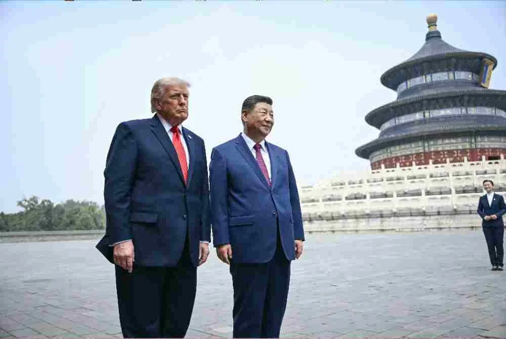 Jinping (kanan) dan Trump melawat 'Kuil Syurga' di Beijing.
